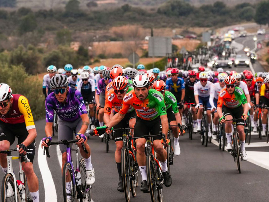 Keeping an eye on front of peleton with the St Michel – PREFERENCE HOME – Auber93 lads.