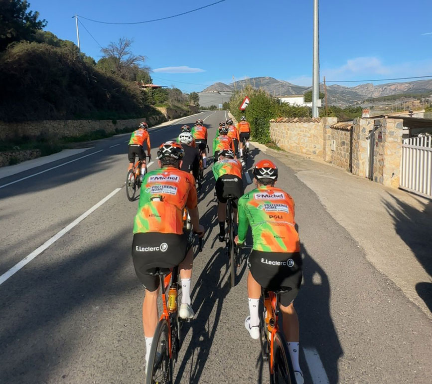 On the way to the race with the rest of the St Michel – PREFERENCE HOME – Auber93 teammates.