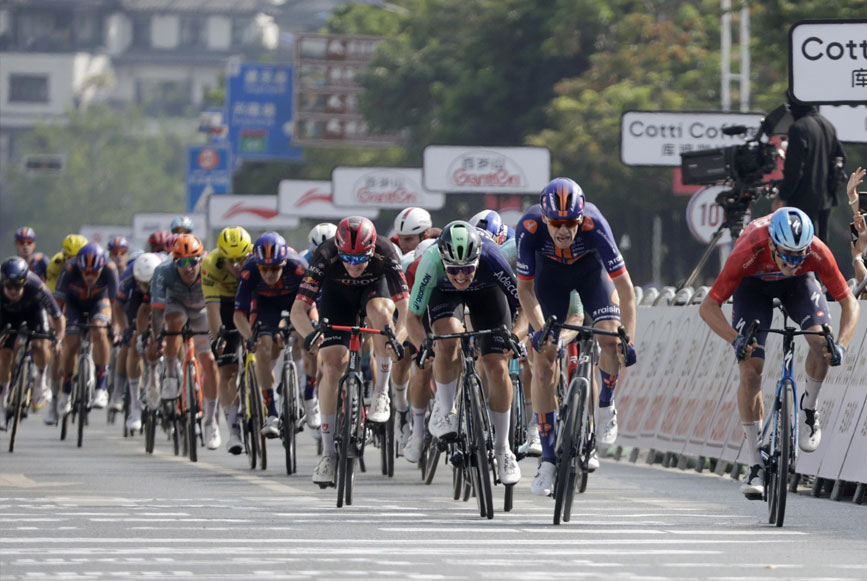 Frits takes the win with Sean Flynn
					and Dillon Corkery of Team Picnic PostNL behind after the lead out.	